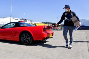 Checo Pérez: Sorprendió al llegar en el coche que hizo famoso Ayrton Senna