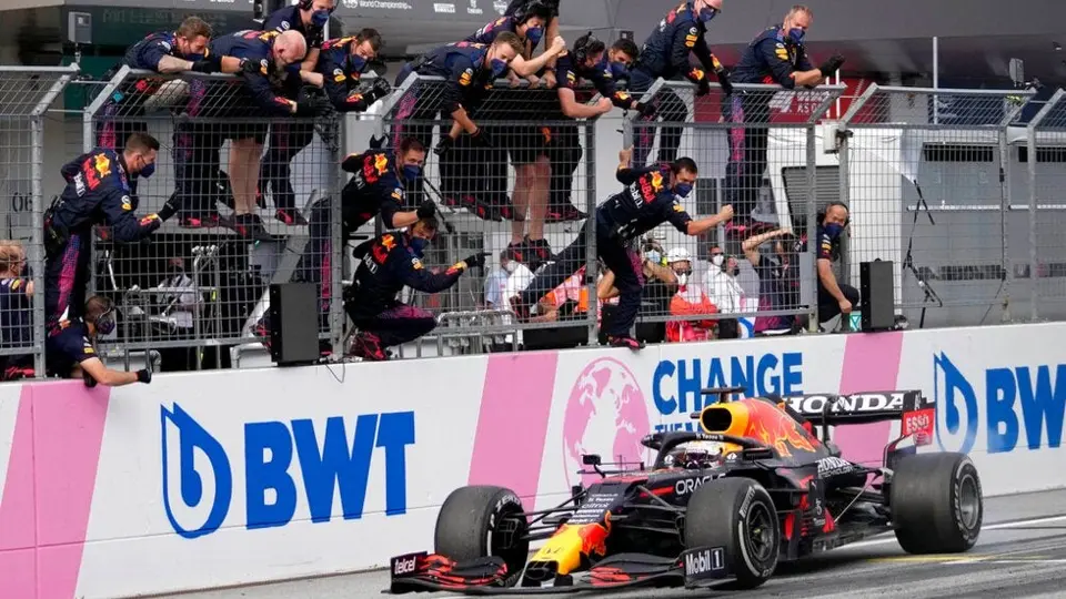 Max Verstappen: Advertido por la FIA tras derrape en festejos del GP de Estiria