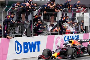Max Verstappen: Advertido por la FIA tras derrape en festejos del GP de Estiria