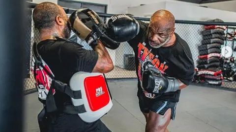 Mike Tyson sobre la marihuana: 'Debí fumar toda mi carrera, hubiera sido mejor peleador'