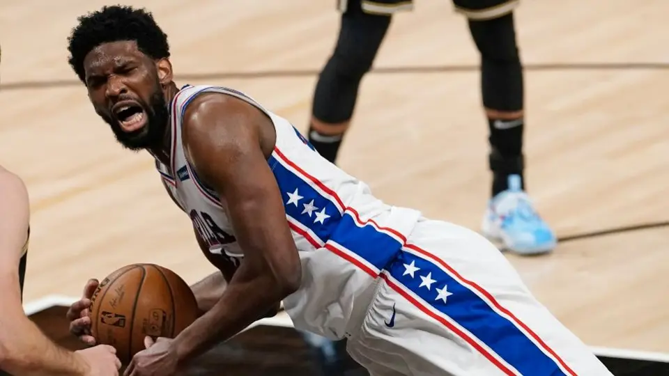 NBA: Joel Embiid, multado con 35 mil dólares por altercado en el partido contra los Hawks