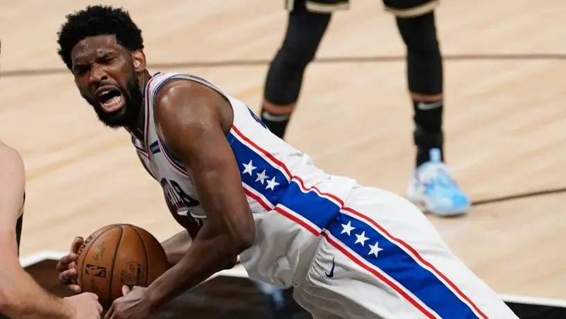 NBA: Joel Embiid, multado con 35 mil dólares por altercado en el partido contra los Hawks