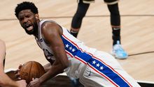 NBA: Joel Embiid, multado con 35 mil dólares por altercado en el partido contra los Hawks