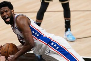 NBA: Joel Embiid, multado con 35 mil dólares por altercado en el partido contra los Hawks