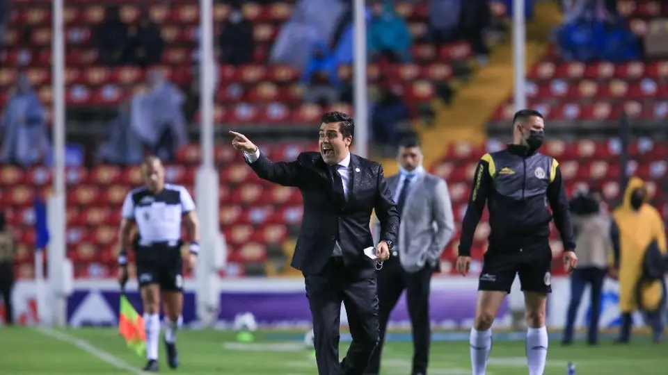 Michel Leaño: 'Nosotros queremos jugar, pero te enfrentas a un rival que se tira cada minuto'