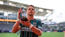Chicharito apoyará desarrollo del futbol en comunidades de Estados Unidos