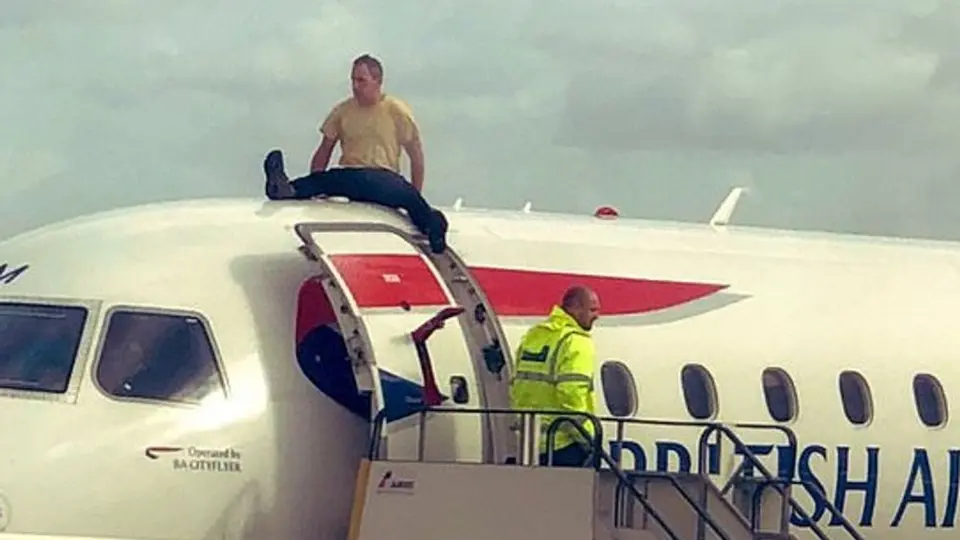 Exatleta paralímpico, sentenciado a cárcel por alterar el orden en avión en Reino Unido