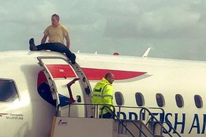 Exatleta paralímpico, sentenciado a cárcel por alterar el orden en avión en Reino Unido