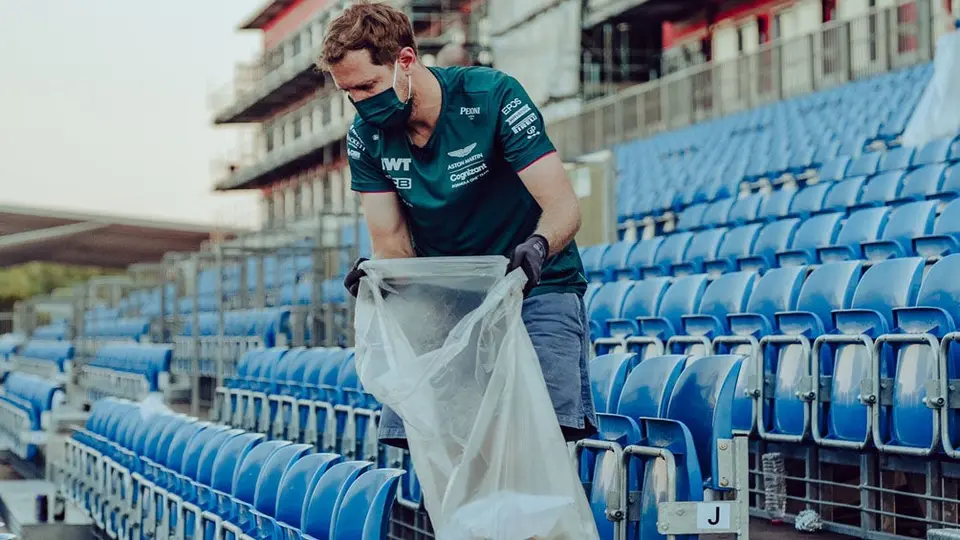 F1: Sebastian Vettel  ayudó a recoger la basura tras GP de Gran Bretaña
