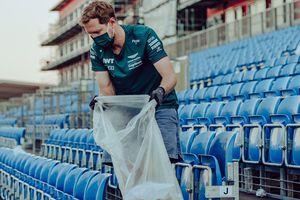 F1: Sebastian Vettel  ayudó a recoger la basura tras GP de Gran Bretaña
