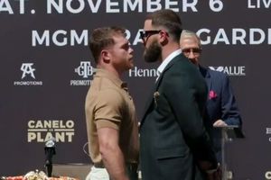 Canelo Álvarez y Caleb Plant se fueron a los golpes durante la presentación de la pelea