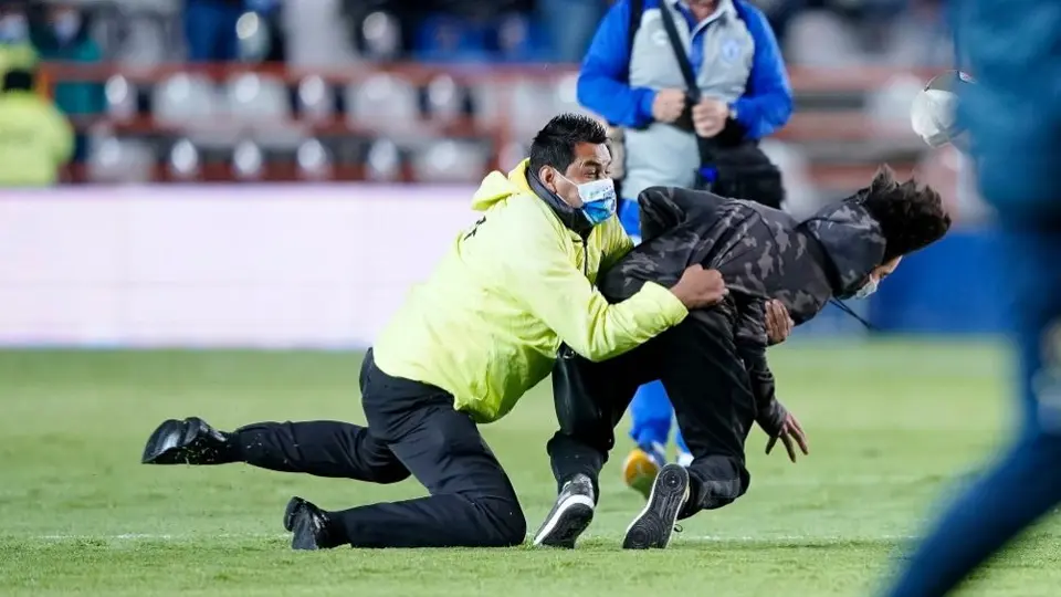  América: Comisión Disciplinaria investigará invasión de cancha y apagón en Pachuca
