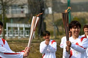 Tokio 2020: Mujer intentó apagar antorcha olímpica con pistola de agua
