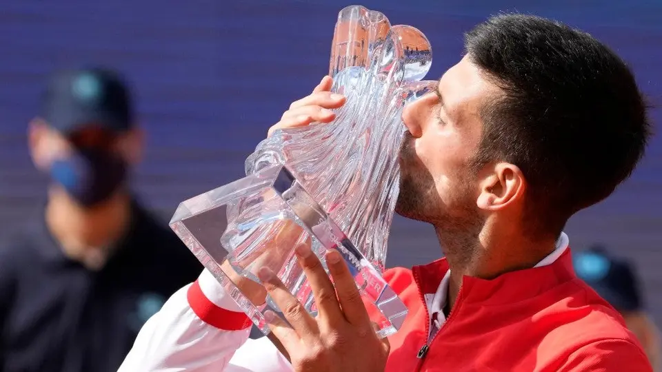 Novak Djokovic alzó su título ATP número 83 en Belgrado