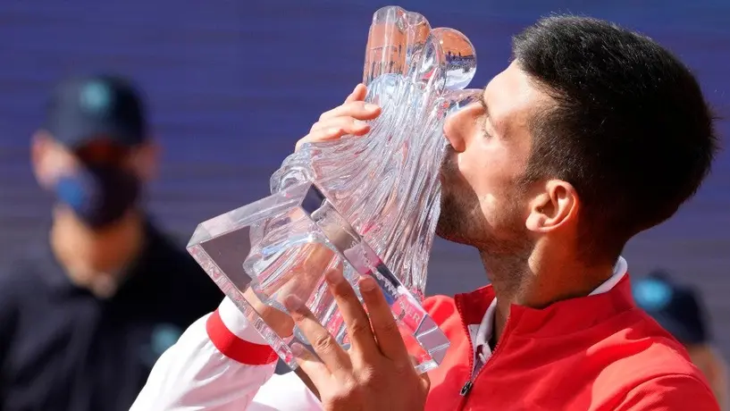 Novak Djokovic alzó su título ATP número 83 en Belgrado