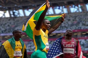 Medallista jamaicano agradeció a voluntaria por llegar a tiempo a su prueba