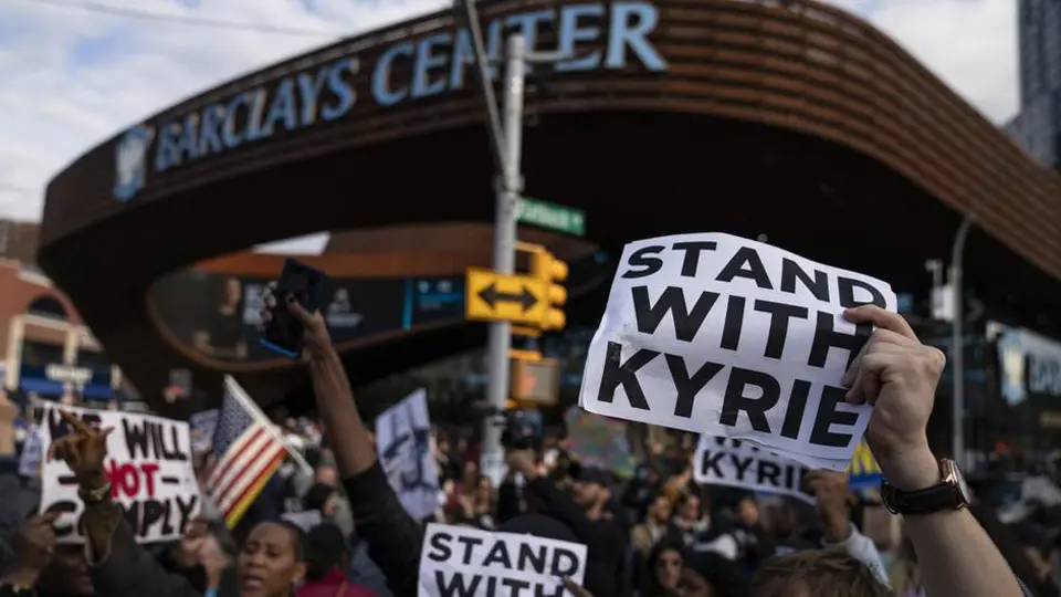NBA: Manifestantes protestan en apoyo a Kyrie Irving por postura contra vacuna Covid-19