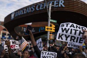 NBA: Manifestantes protestan en apoyo a Kyrie Irving por postura contra vacuna Covid-19