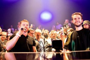 Video: Canelo Álvarez le cantó a su esposa en celebración por triunfo ante Caleb Plant