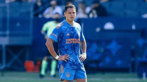 Chicharito, acusado por Sarah Kohan de ser un padre ausente desde su ruptura