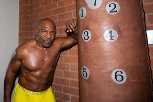 Video: Mike Tyson casi noquea a su entrenador haciendo sparring