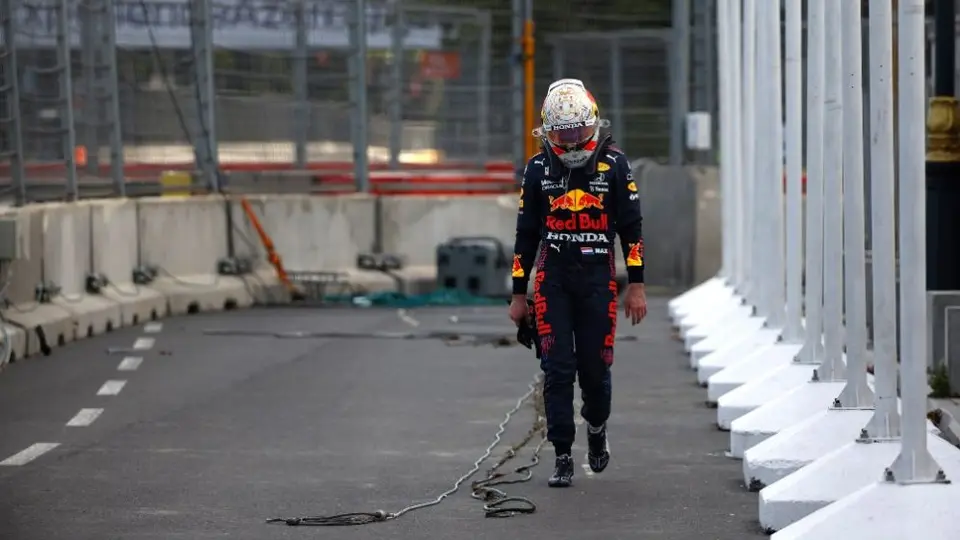 Gran Premio de Azerbaiyán: Max Verstappen se accidentó a 5 vueltas del final