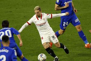 Video: Papu Gómez camina en la calle con jersey del Sevilla y se vuelve viral