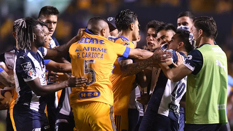 Clásico Regio: Tigres vs Rayados termina en una bronca en la que incluso Aguirre se metió