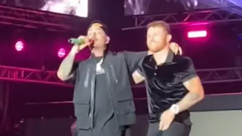 Video: Canelo Álvarez acompañó a J Balvin en el Baja Beach Fest