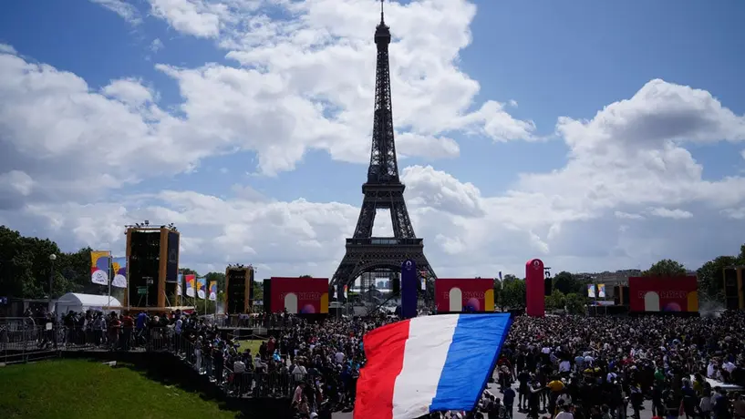 París 2024: Francia recibió bandera olímpica con espectacular presentación