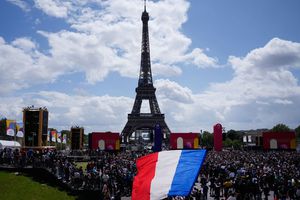 París 2024: Francia recibió bandera olímpica con espectacular presentación