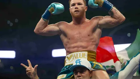 Canelo se divierte en el campo de golf con Stephen Curry
