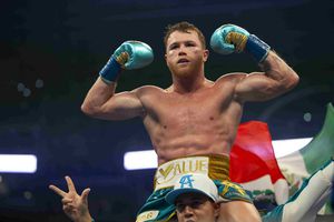 Canelo se divierte en el campo de golf con Stephen Curry