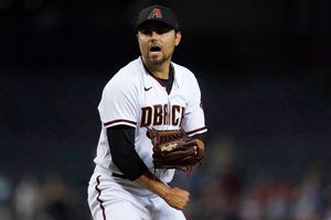 Joakim Soria: Consiguió su primer salvamento de la temporada con Arizona