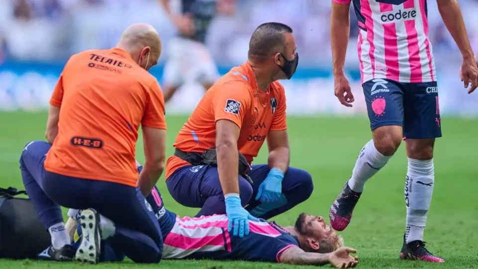 Video: Duván Vergara abandonó el Rayados vs Necaxa por rodillazo en la cabeza