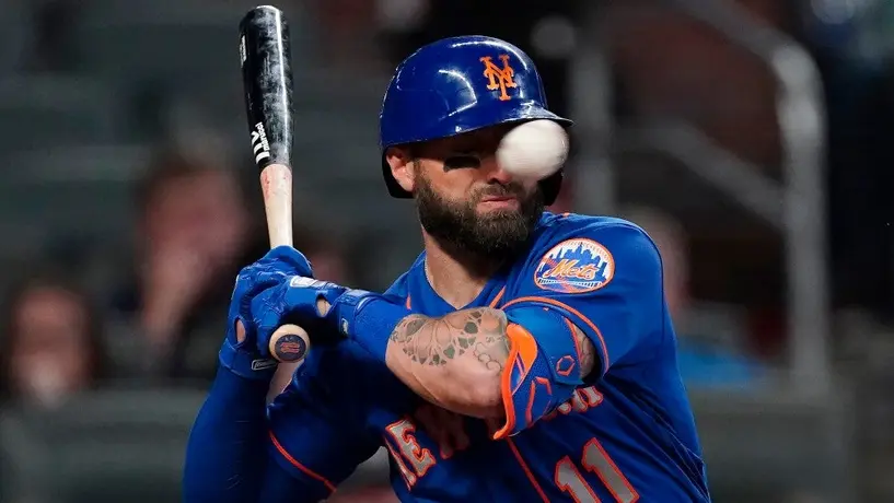 Video: Kevin Pillar sufrió múltiples fracturas tras recibir pelotazo en la nariz