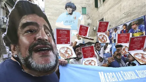 Maradona: Activistas usaron máscara del '10' en el G20 de Medioambiente en Nápoles