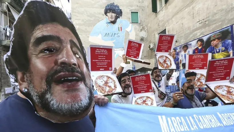 Maradona: Activistas usaron máscara del '10' en el G20 de Medioambiente en Nápoles