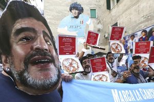 Maradona: Activistas usaron máscara del '10' en el G20 de Medioambiente en Nápoles
