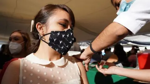 Coronavirus: Mexicanos hicieron más de 900 mil viajes para vacunarse en Estados Unidos