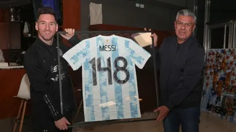 Argentina: Leo Messi y Kun Agüero recibieron reconocimiento por su récord de partidos