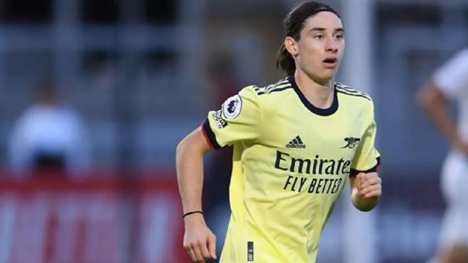 Marcelo Flores marcó triplete en goleada del Arsenal Sub 18 al Aston Villa