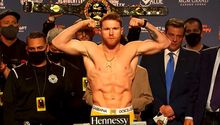 Canelo Álvarez y Caleb Plant superaron la báscula sin problemas
