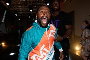 Mayweather sobre Canelo: 'Cuando le gané no estaba en mi mejor momento, era un viejo'