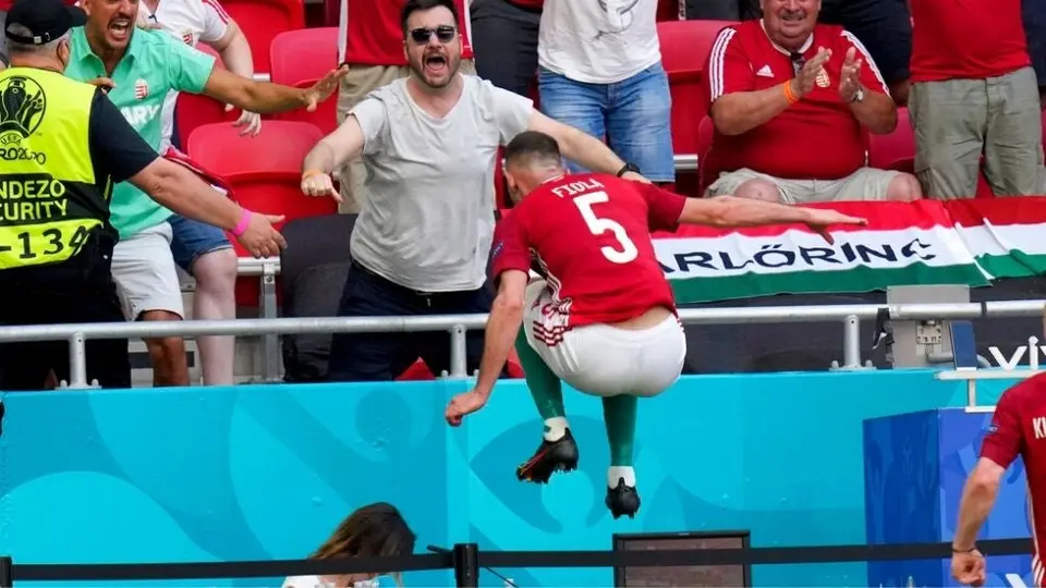 Hungría vs Francia: Fiola azotó la mesa de una reportera en el festejo de su gol