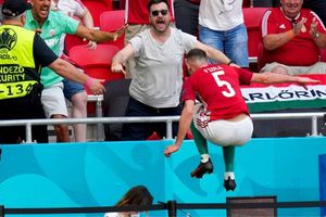 Hungría vs Francia: Fiola azotó la mesa de una reportera en el festejo de su gol