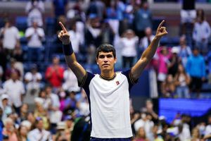 US Open: Alcaraz, de sólo 18 años,  sorprendió y eliminó a Tsitsipas en tercera ronda