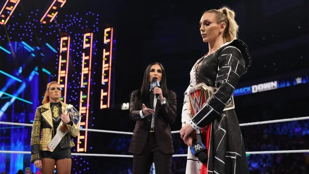 Charlotte Flair y Becky Lynch en el cambio de títulos | WWE