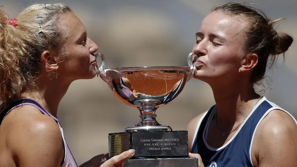 Roland Garros: Krejcikova, campeona femenil, también ganó en dobles