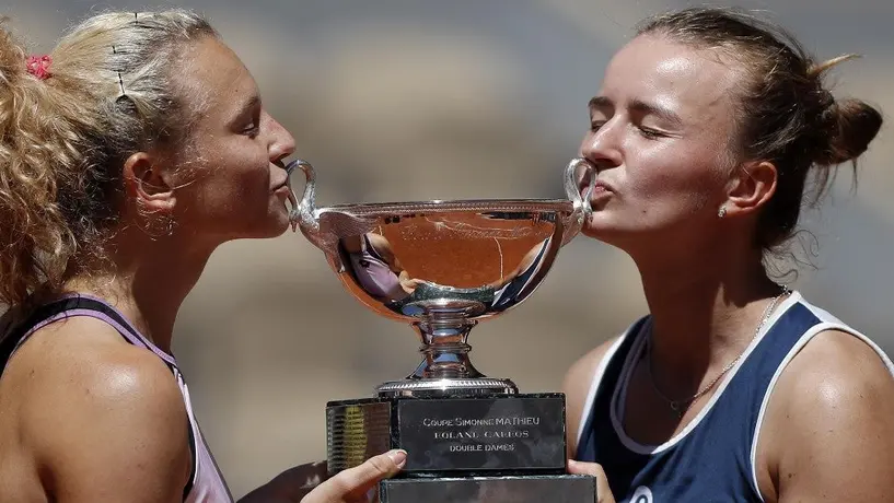 Roland Garros: Krejcikova, campeona femenil, también ganó en dobles